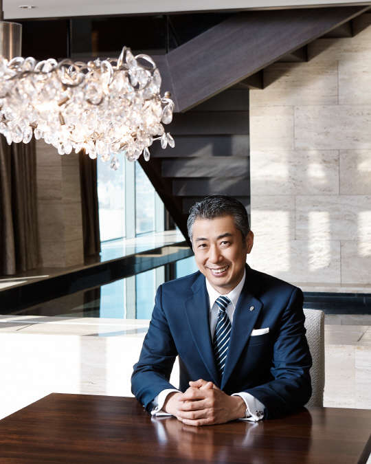 반얀트리 호텔 앤 리조트 그룹이 서울 남산에 위치한 반얀트리 클럽 앤 스파 서울의 신임 총지배인으로 김준상(53·사진) 씨를 임명했다. 김준상 신임 총지배인은 임피리얼 팰리스 서울, 라마다 서울, 베스트 웨스턴 프리미어 호텔 국도 등의 총지배인을 역임했다. 반얀트리 호텔 앤 리조트 그룹 제공